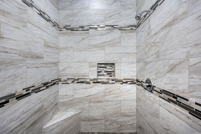 bathroom featuring a tile shower