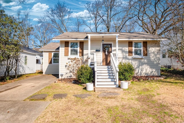 view of front of house featuring a front yard