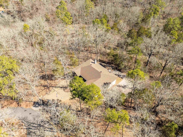 birds eye view of property featuring a forest view