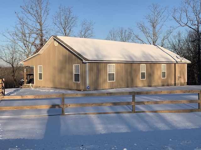 view of front facade with a fenced front yard