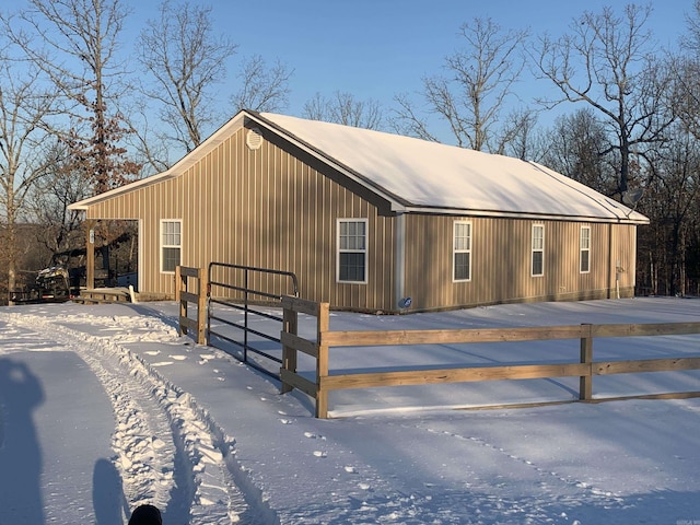 view of front of house featuring a fenced front yard