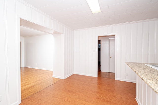 875 Ouachita 64, Camden, AR 71701 - empty room with light wood-style flooring, baseboards, and ornamental molding