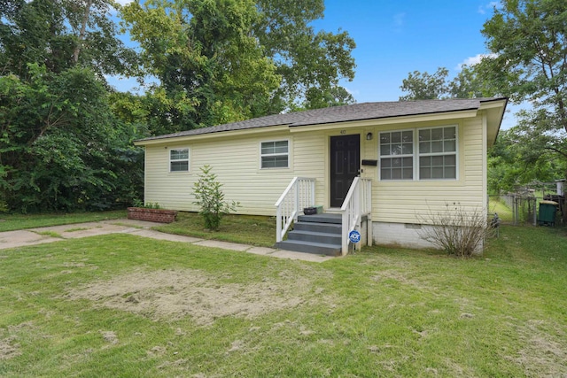 view of front of property featuring crawl space, fence, and a front yard