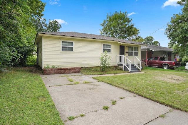 view of front of property featuring a front lawn