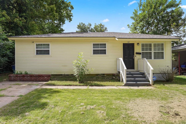 view of front facade with a front lawn