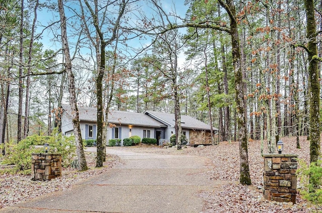 view of front facade featuring driveway