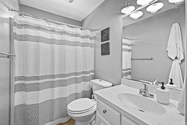 full bath featuring vanity, toilet, and a shower with curtain