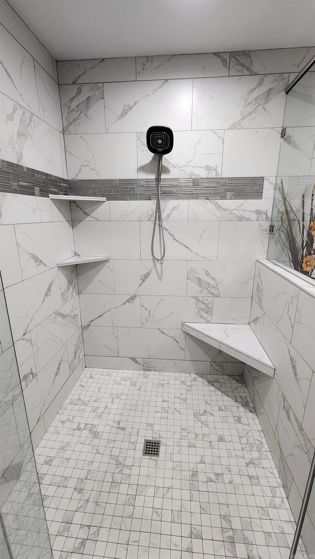 full bath with tiled shower