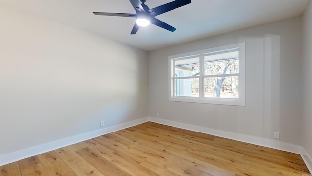 unfurnished room featuring light wood-style flooring, baseboards, and a ceiling fan