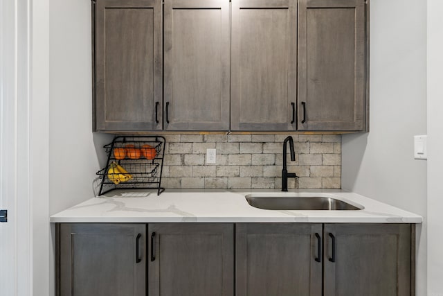 bar with a sink and decorative backsplash