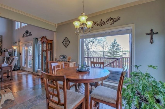 dining room featuring crown molding and a notable chandelier