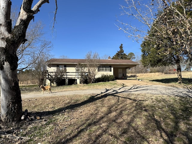 view of front of house with dirt driveway