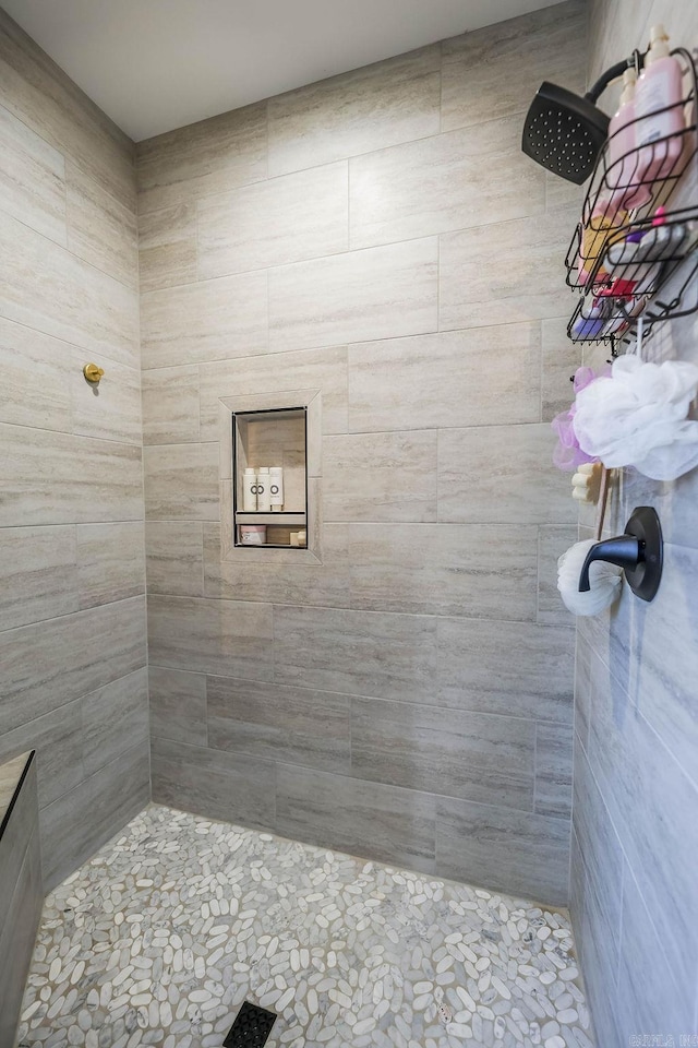 bathroom featuring tiled shower