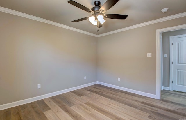 spare room featuring light wood-style floors, baseboards, a ceiling fan, and ornamental molding