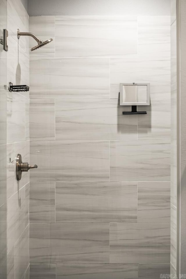 bathroom featuring tiled shower