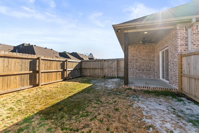 view of yard with a fenced backyard and a ceiling fan