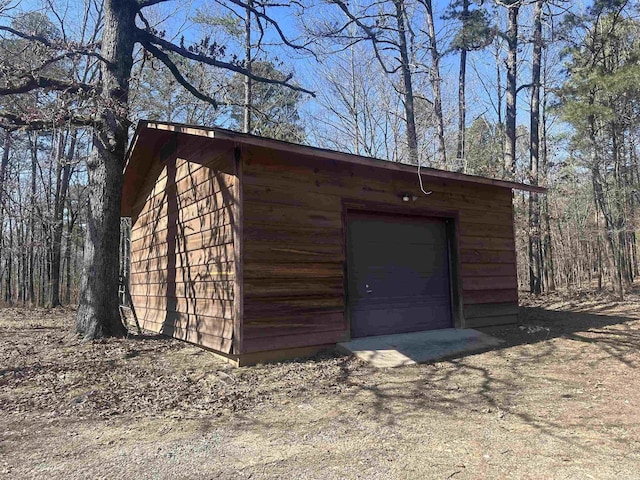 view of outdoor structure featuring an outbuilding