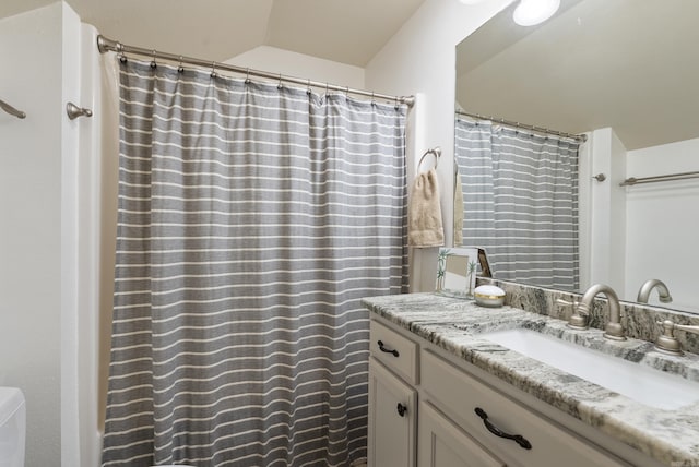 full bath featuring a shower with curtain, vanity, and toilet