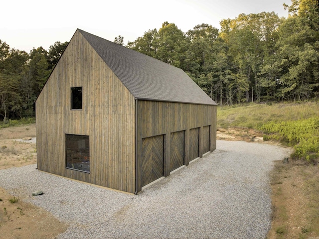 view of outdoor structure featuring gravel driveway and an outdoor structure