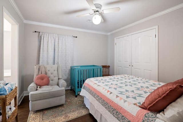 bedroom with ornamental molding, a ceiling fan, a closet, and wood finished floors