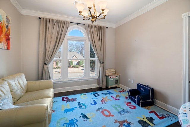 living area with crown molding, baseboards, visible vents, and a notable chandelier