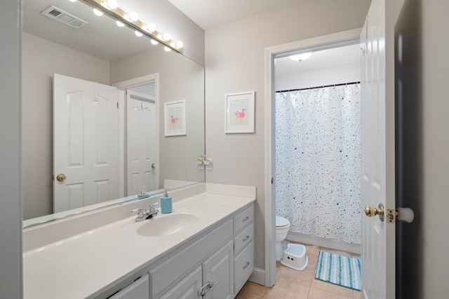 full bathroom featuring toilet, tile patterned floors, vanity, visible vents, and a shower with curtain