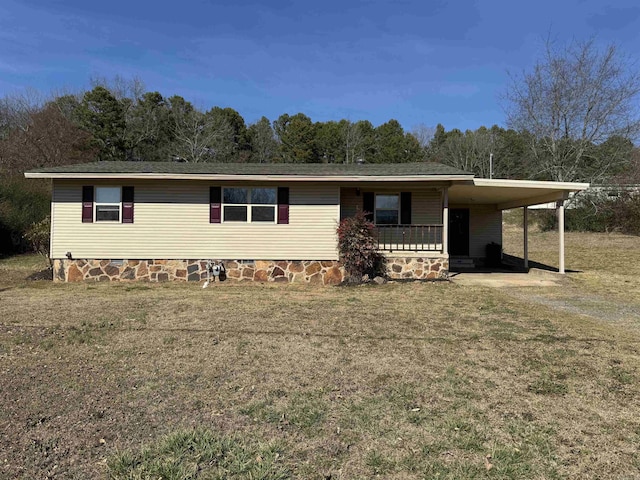 view of front of property featuring covered porch, crawl space, a carport, driveway, and a front lawn