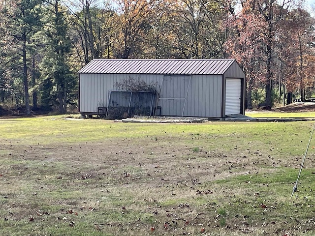 view of pole building featuring a yard