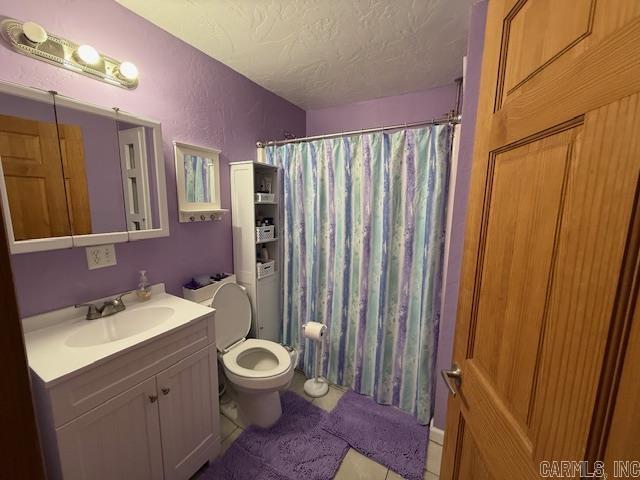 bathroom with curtained shower, a textured ceiling, vanity, and toilet