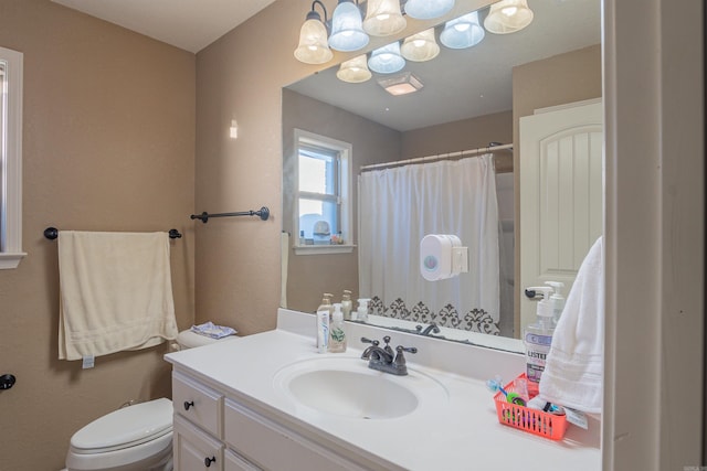 full bath with toilet, a shower with shower curtain, and vanity