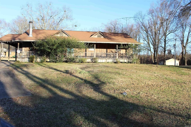 view of front of home featuring a porch and a front lawn