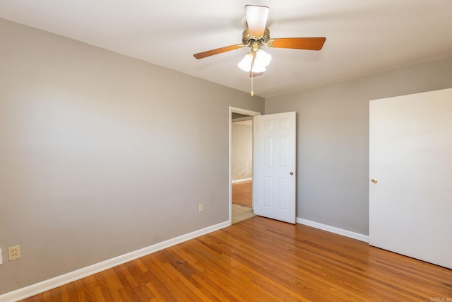 unfurnished room with light wood-style flooring, baseboards, and ceiling fan