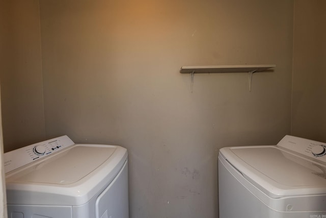 washroom with laundry area and independent washer and dryer