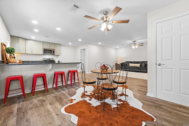 dining space featuring recessed lighting, visible vents, ceiling fan, wood finished floors, and baseboards