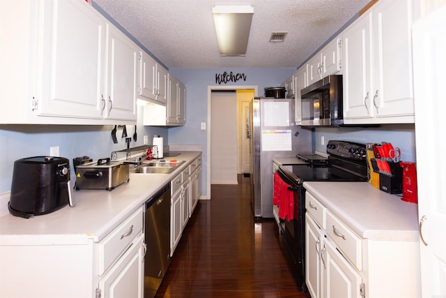 kitchen with visible vents, stainless steel appliances, a sink, and light countertops