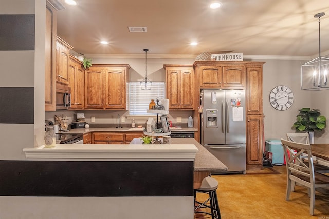 kitchen featuring visible vents, appliances with stainless steel finishes, a kitchen breakfast bar, a peninsula, and crown molding