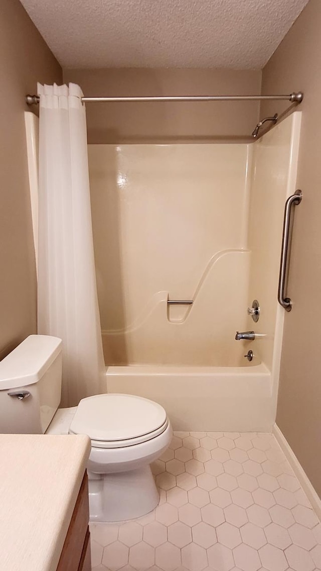 full bathroom with a textured ceiling, toilet, vanity, baseboards, and shower / bath combo with shower curtain