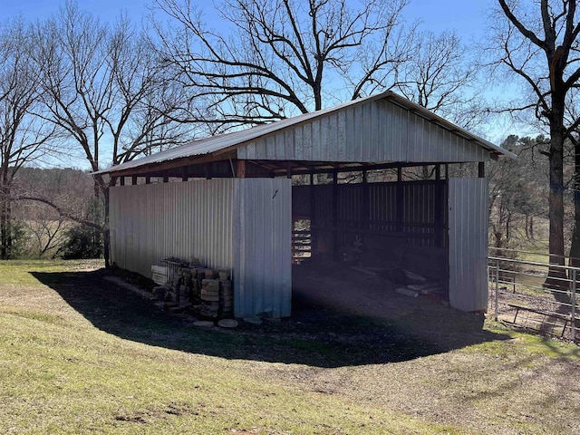 view of pole building featuring a lawn