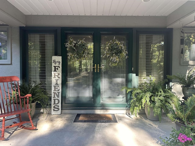 property entrance featuring stucco siding