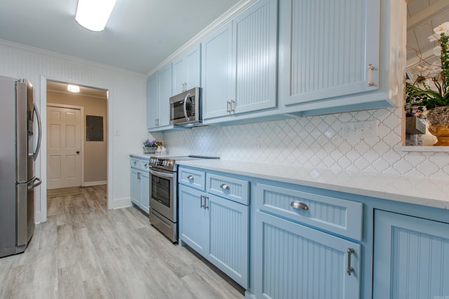 kitchen featuring crown molding, stainless steel appliances, light wood-style flooring, decorative backsplash, and blue cabinets