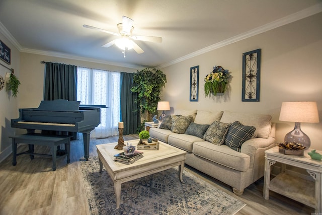 living area featuring ceiling fan, ornamental molding, and light wood-style flooring