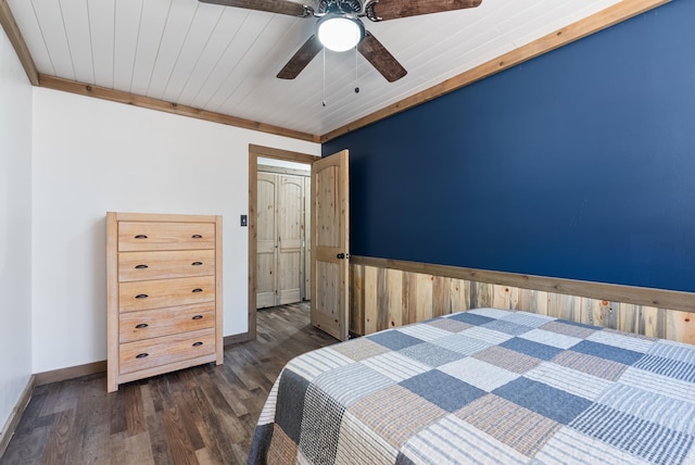 bedroom featuring a ceiling fan, baseboards, dark wood-style flooring, and ornamental molding