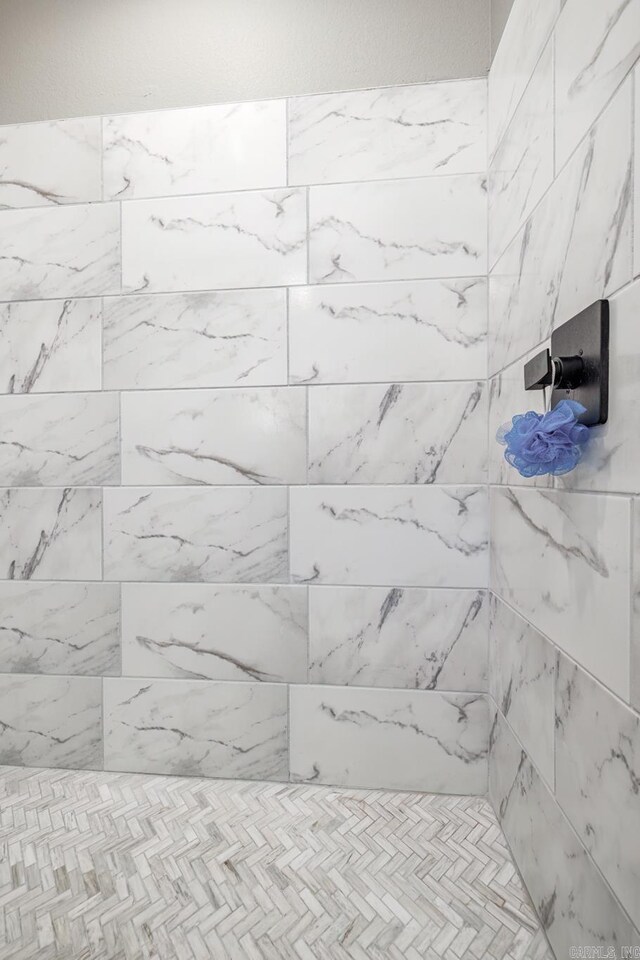 details featuring tiled shower