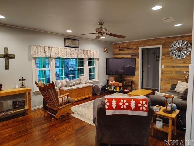 living room with ceiling fan, ornamental molding, wood finished floors, and recessed lighting