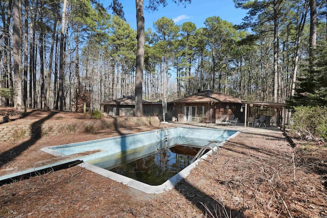 view of swimming pool featuring an empty pool and a patio