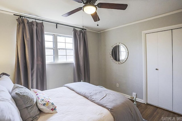 bedroom featuring ceiling fan, baseboards, wood finished floors, and crown molding