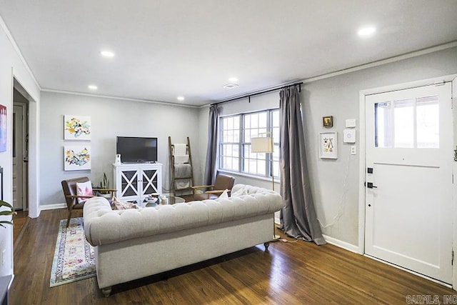 living room with dark wood-style floors, baseboards, ornamental molding, and recessed lighting