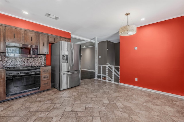 kitchen with pendant lighting, stainless steel appliances, visible vents, backsplash, and baseboards