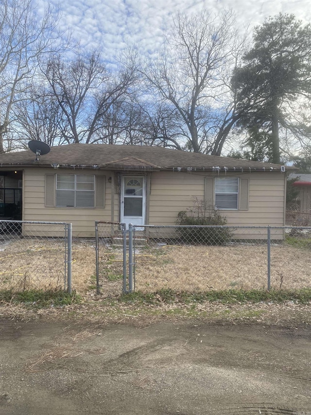 view of front of home featuring a fenced front yard