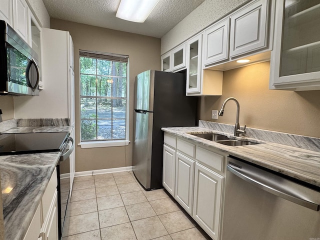 127 Emperado Way, Hot Springs Village, AR 71909 - kitchen featuring appliances with stainless steel finishes, a sink, a textured ceiling, and white cabinetry